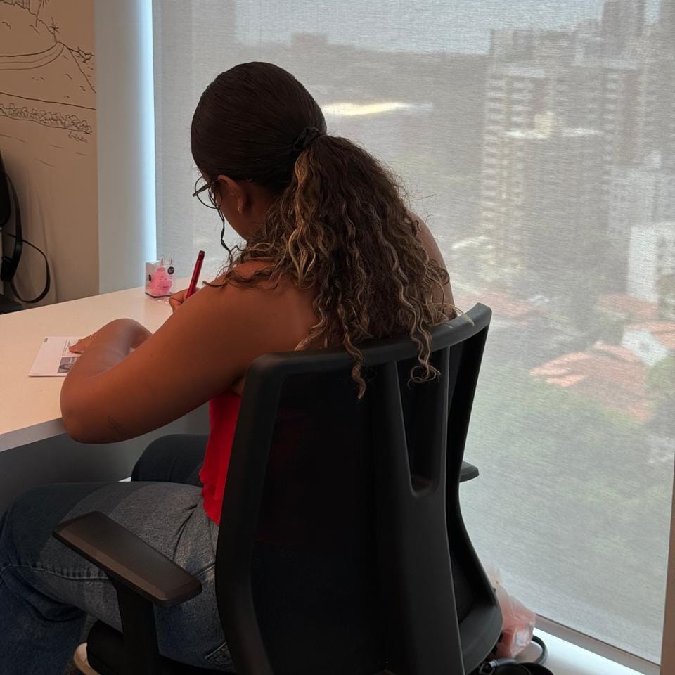 foto de aluna do instituto bahia face anotando informações