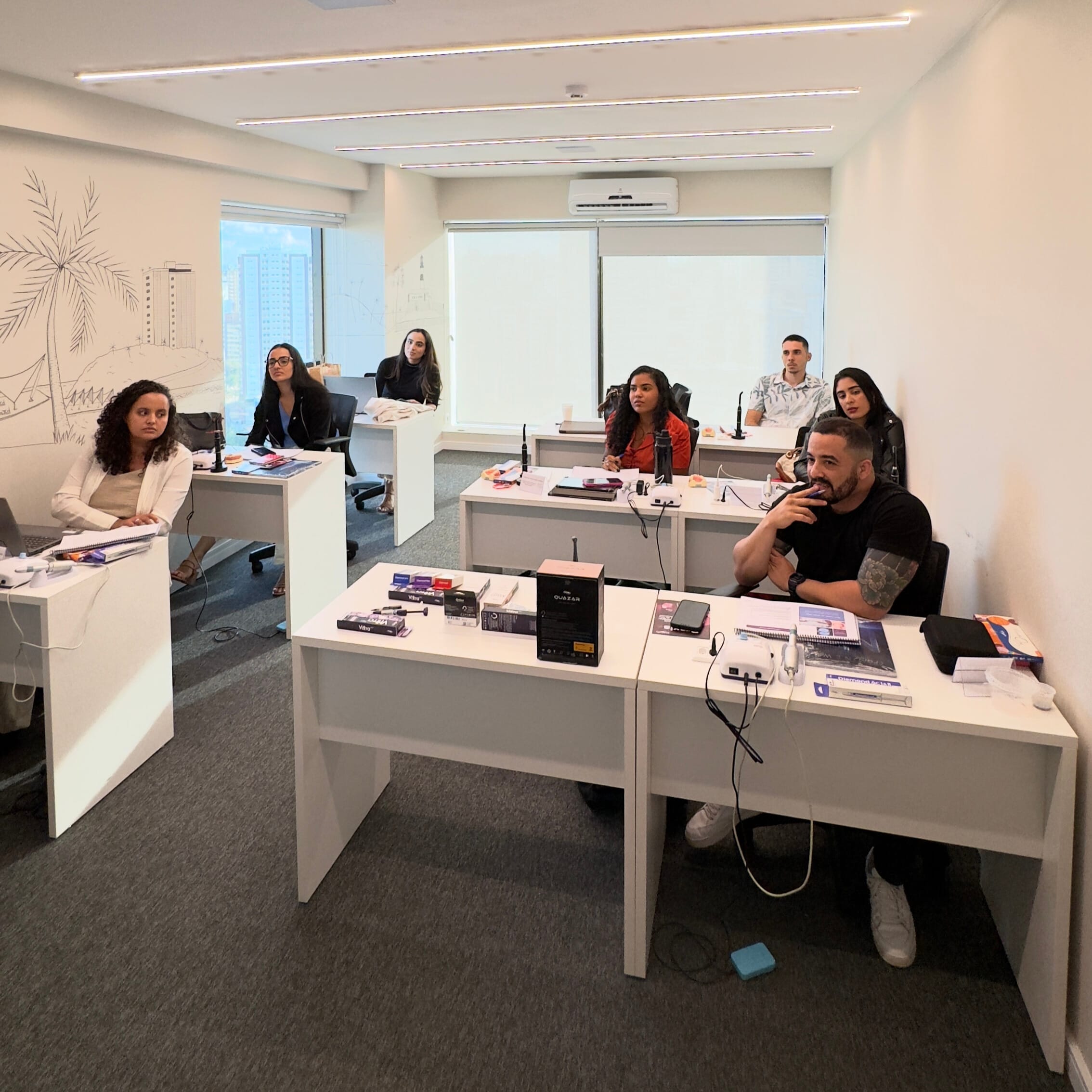 foto de sala de aula do instituto bahia face com alunos sentados